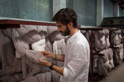 Pablo Mas, CEO de la marca Yuccs, seleccionando las madejas de lana merina que se utilizarán en la elaboración de las zapatillas.