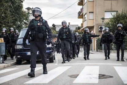 Agentes de la Guardia Civil, durante el dispositivo para impedir el refer&eacute;ndum ilegal del 1 de octubre.