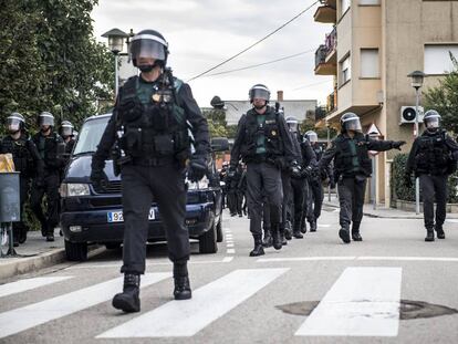 Civil Guard officers during the operation to stop the illegal referendum on October 1.