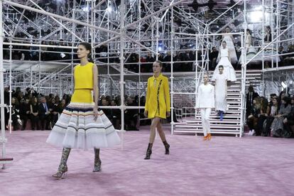 Creaciones del diseñador belga Raf Simons como parte de su desfile de alta costura Primavera Verano 2015 para la casa de moda francesa Christian Dior en París.