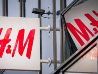 Logotipo de una tienda de la cadena de moda sueca Hennes and Mauritz (H&M) en Bremenl.