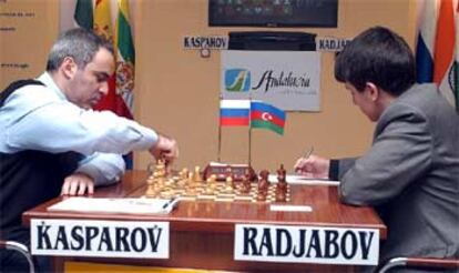 Gari Kaspárov y Teimur Radyábov, durante su partida de ayer en Linares.