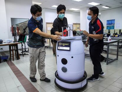 Profesores de ingeniería debaten junto a su prototipo de robot medicalizado 'IIUM Medibot V2' que permitirán a los doctores monitorizar pacientes con COVID-19 en la Universidad Internacional Islámica en Gombak, a las afueras de Kuala Lumpur (Malasia).