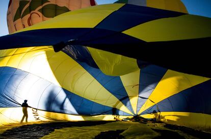 European Balloon Festival en Igualada, España. En la imagen, unos participantes inflan con aire caliente un globo aerostático.