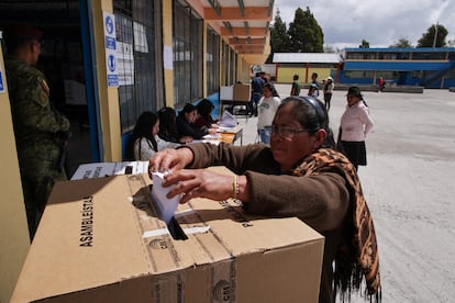 Una votante en Tanicuchi, Cotopaxi. Los ciudadanos también eligieron a 151 asambleístas para renovar el Congreso y cinco parlamentarios andinos.