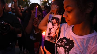 Gente en la vigilia en el parque Leimert en Los Ángeles, tras la muerte del cantante.