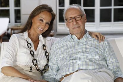 Miguel Boyer, ministro de Economía en el Gobierno de Felipe González, concedió una entrevista en agosto de 2012, cinco meses después de sufrir una hemorragia cerebral. En la imagen, junto a su esposa, Isabel Preysler.