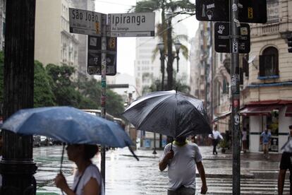 Quase nenhum paulista chama São Paulo de “Sampa”. Mas para o baiano Caetano Veloso este é o apelido oficial da cidade. 'Sampa' se tornou o hino de São Paulo. Aquela música que toca em todos os shows de aniversário da terra da garoa. Mas é que alguma coisa acontece mesmo no coração quando “se cruza a Ipiranga e a avenida São João”. 