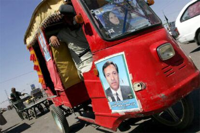 Un afgano exhibe su &#39;auto-rickshaw&#39; con carteles de candidatos parlamentarios en Herat.