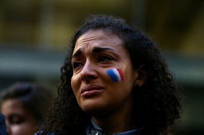 Una mujer llora durante la vigilia por las víctimas de los atentados de París, en Sidney (Australia).