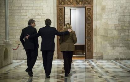 Artur Mas, en el centro, con el consejero Francesc Homs, y la vicepresidenta Joana Ortega