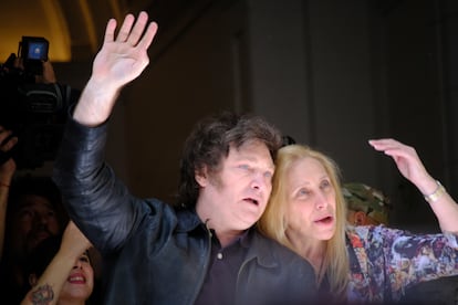 Javier y Karina Milei saludan a la ciudadanía que se presentó a la Universidad Tecnológica Nacional, donde votó el candidato.