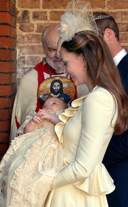 El príncipe Jorge abandona la capilla del palacio de Saint James en brazos de su madre, la duquesa de Cambridge, tras ser bautizado.