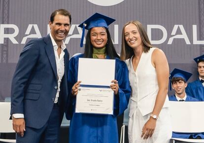 Eala, entre Nadal y Swiatek en un acto en Manacor (2023). / RAFA NADAL ACADEMY
