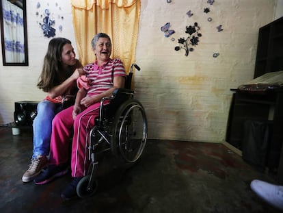 María Nelly (derecha), una de las pacientes con alzhéimer hereditario de Antioquía (Colombia) que participa en el estudio de esta enfermedad liderado por Francisco Lopera, junto a su hija Yaned.