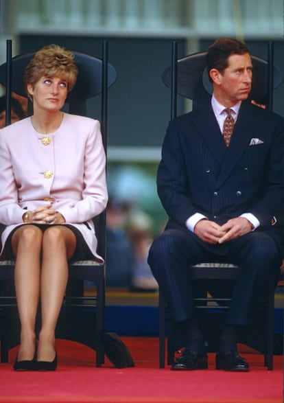 No início da década de 1990, o distanciamento entre os príncipes de Gales era cada vez mais evidente. Seus interesses eram cada vez mais diferentes. Na imagem, o casal em visita a Toronto, Canadá, em outubro de 1991. Nesse mesmo dia, Diana visitou um centro de tratamento para pessoas com HIV/Aids e apertou a mão de um deles, em uma imagem que deu a volta ao mundo.