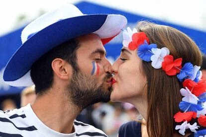 Una pareja de aficionados franceses se besan a pocas horas del debut de Francia ante Rumania.