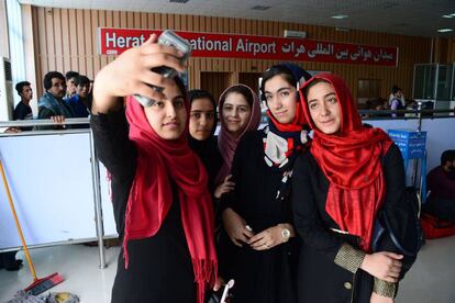 El equipo femenino afgano antes de tomar el avión a EEUU en el aeropuerto de Herat.