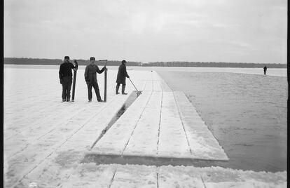 La imagen, tomada en torno a 1900 en las afueras de Detroit (Estados Unidos), muestra la única forma que había de tener hielo en las casas e industrias, cosechándolo. Todo cambió en 1913, con la llegada de los primeros frigoríficos domésticos.