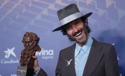 Leiva posa con el Goya a mejor canción original por 'Sintiéndolo mucho'.