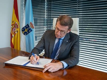 El presidente de la Xunta, Alberto Núñez Feijóo, firma su dimisión como presidente de los populares gallegos, el miércoles.