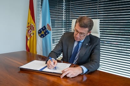 El presidente de la Xunta, Alberto Núñez Feijóo, firma su dimisión como presidente de los populares gallegos, el miércoles.