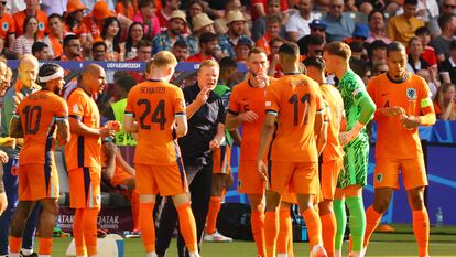 Ronald Koeman da instrucciones a sus jugadores durante la pausa de hidratación del Austria-Países Bajos (3-2).