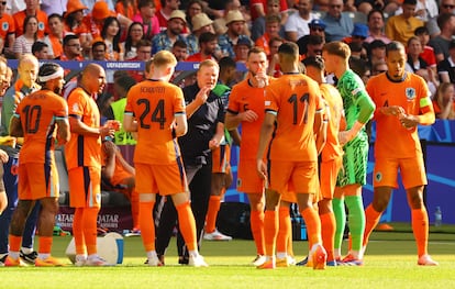 Ronald Koeman da instrucciones a sus jugadores durante la pausa de hidratación del Austria-Países Bajos (3-2).