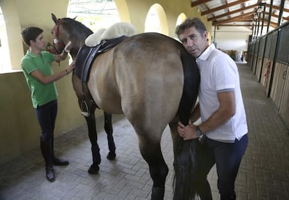 Pablo Hermoso de Mendoza abraza los cuartos traseros de Janucá antes de entrenar con este ejemplar que su criador define como "un caballo que cuando está frente a los toros se relaja y ejecuta su labor con parsimonia y un aire de sobriedad".