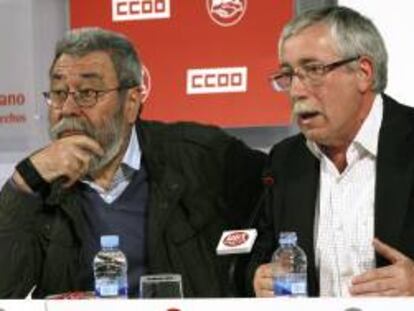 Los secretarios generales de CCOO y UGT, Ignacio Fernández Toxo (d) y Cándido Méndez (i), respectivamente, hoy durante una rueda de prensa.