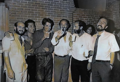 Paco Lucena, Miguel Ríos, Joaquín Sabina, Javier Krahe, Manolo Paniagua (dueño del local La Mandrágora) y Juan Barranco (exalcalde de Madrid), después de un concierto en Las Ventas en 1986. Foto cedida por Paco Lucena.