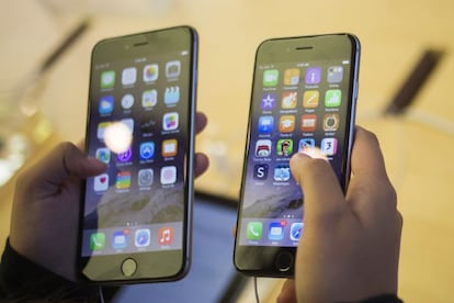 Un cliente consulta los dos modelos del smartphone de Apple: el iPhone 6 y el iPhone 6 PLus