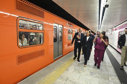 Claudia Sheinbaum y Clara Brugada realizan un recorrido en la estación Chapultepec, durante su primer día de funcionamiento. 