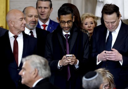 De izquierda a derecha, Jeff Bezos, Sundar Pichai y Elon Musk durante la toma de posesin de Donald Trump en el Capitolio en Washington.