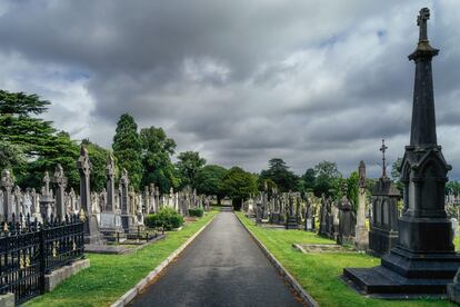 Tumbas con cruces célticas y esculturas en el cementerio dublinés de Glasnevin. 