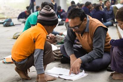 Rajesh Kumar convenció a las familias que les dejasen enseñarles. Él mismo tampoco pudo acabar sus estudios de ingeniería porque su escuela estaba muy lejos de casa. 