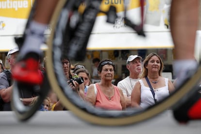 Espectadores antes del inicio de la decimoséptima etapa del Tour de Francia en la localidad de La Mure, el 19 de julio de 2017.