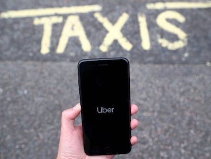 Un usuario utiliza la aplicaci&oacute;n de Uber, un servicio que compite con el sector del taxi.