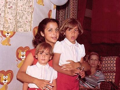 Aída Trujillo con sus dos hijos mayores y su madre, Tantana, en su domicilio de Madrid.