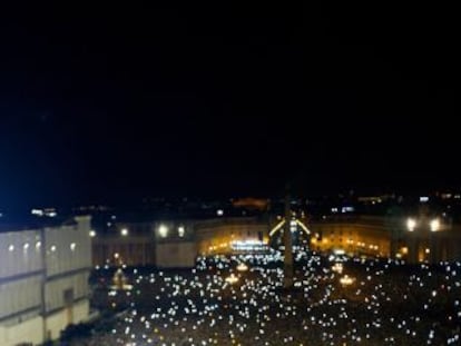 El Papa argentino Jorge Bergoglio se asoma al balc&oacute;n de la Bas&iacute;lica de San Pedro. 