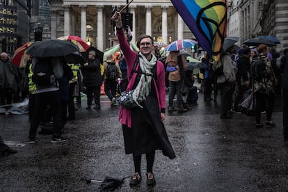 Un activista de Extinction Rebellion LGTBI durante la ocupación de la zona de la City, tal como se denomina al corazón financiero de Londres. El grupo cuenta con docenas de miembros y se denomina Rainbow Rebellion. Londres, 14 de octubre de 2019.