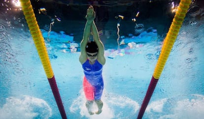 Mireia Belmonte nada bajo el agua durante la final de 200 mariposa.