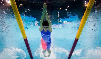 Mireia Belmonte nada bajo el agua durante la final de 200 mariposa. 