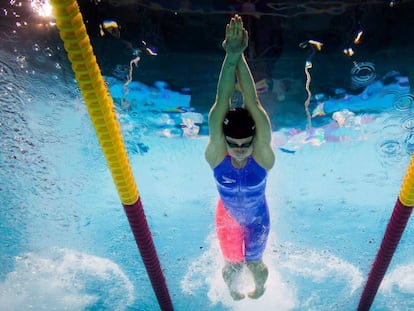 Mireia Belmonte nada bajo el agua durante la final de 200 mariposa. 