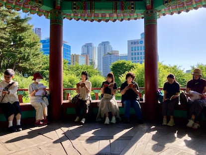 Un grupo de personas durante la lectura en voz alta de la novela 'Actos humanos' de Han Kang, el miércoles 4 de junio en Gwangju.
