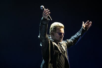 La fuerza del último disco de la banda y de sus grandes éxitos, un montaje visual impactante y la capacidad de Bono para conectar, han cautivado al publico que ha presenciado, totalmente entregado, el concierto de U2 en el Palau Sant Jordi de Barcelona, el primero en España de la actual gira.