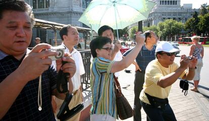 Turistas orientales (posiblemente chinos), en la Plaza de la Cibeles de Madrid. 
