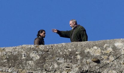 Kit Harrington and Liam Cunningham do their thing on location in the Basque Country.