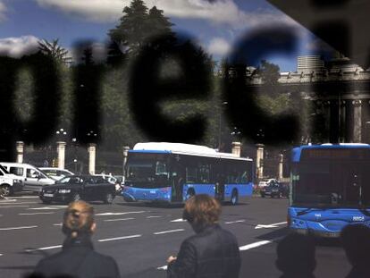 La palabra "precio" se refleja en una marquesina de autobuses de la EMT situada en la plaza de Cibeles, en Madrid