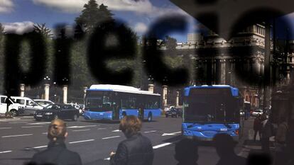 La palabra "precio" se refleja en una marquesina de autobuses de la EMT situada en la plaza de Cibeles, en Madrid